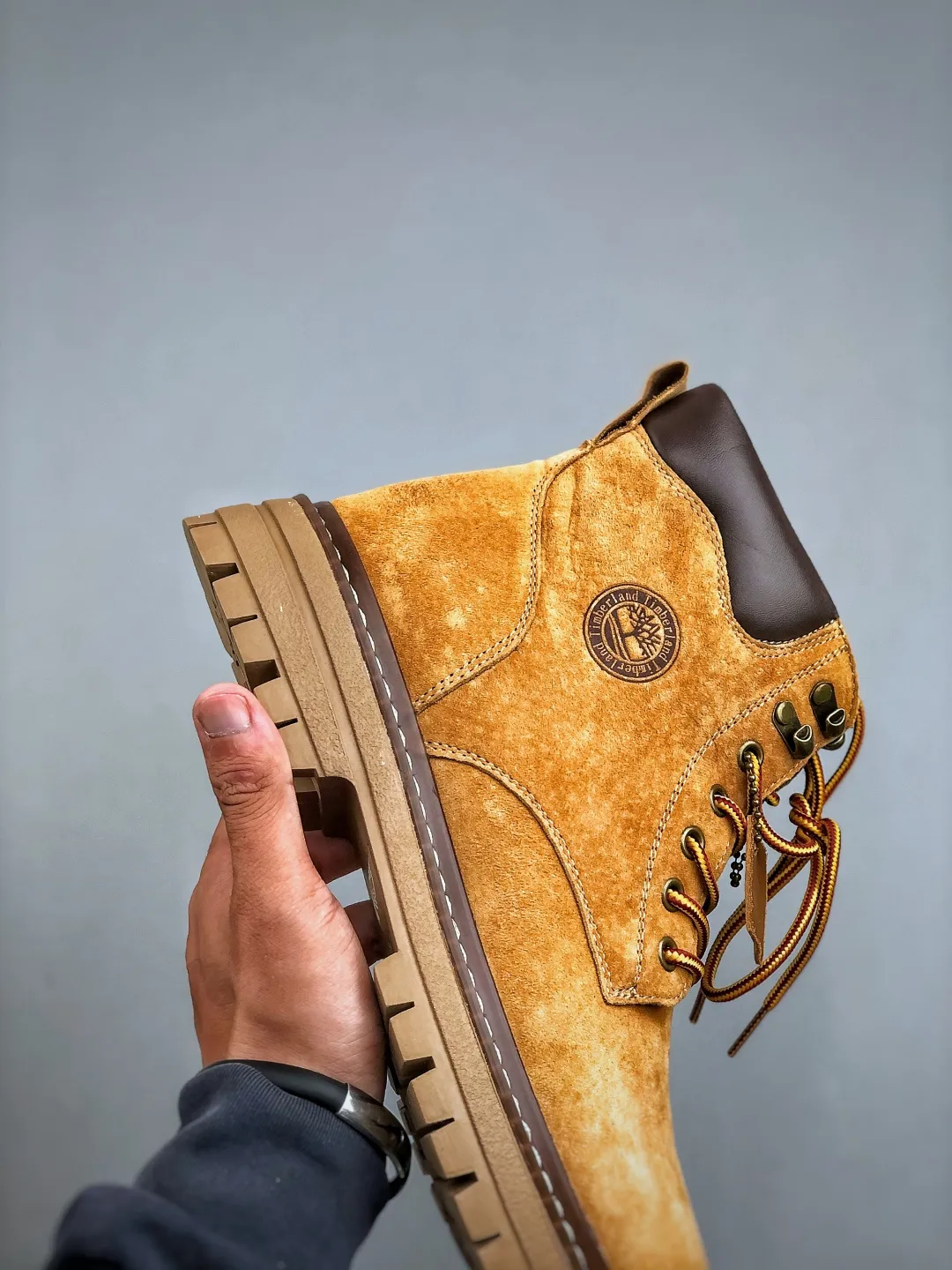 Local pick-up 💰560 supports store release. New goods 🚀 #Timberland Timberland/Timberland outdoor high-top casual rhubarb boots series #Guangdong Dachang quality, original box and original packaging, fashionable and trendy matching. The fabric is made of Italian 🇮🇹 top-grade frosted fine-grained cowhide. It is matched with anti-odor and anti-corrosion genuine leather latex insoles. The outsole and hardware are all made from OEM raw materials. It is the same as the original Goodyear and will never be glued. Good products do not kill pigs. Exclusively launched on the whole network. There is no doubt about the quality. The whole set is packaged in the official website to give you the perfect wearing experience. The quality is exquisite and durable. A must-have for sportsmen. Specially designed to treat those who are not handsome. High-quality and first-class foot feel. Specially used for cold protection and outdoor use this winter. Casual matching for daily use. Size: 38-44 (leather shoe size)